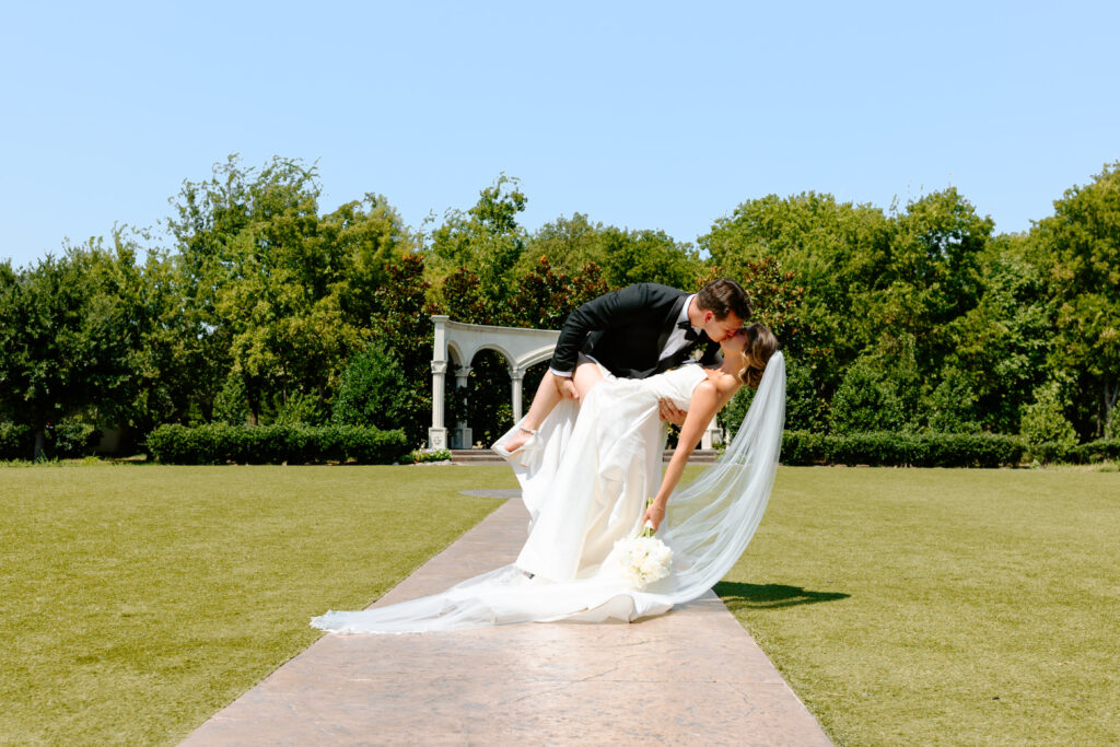 Dip kiss photograph at Knotting Hill Place 